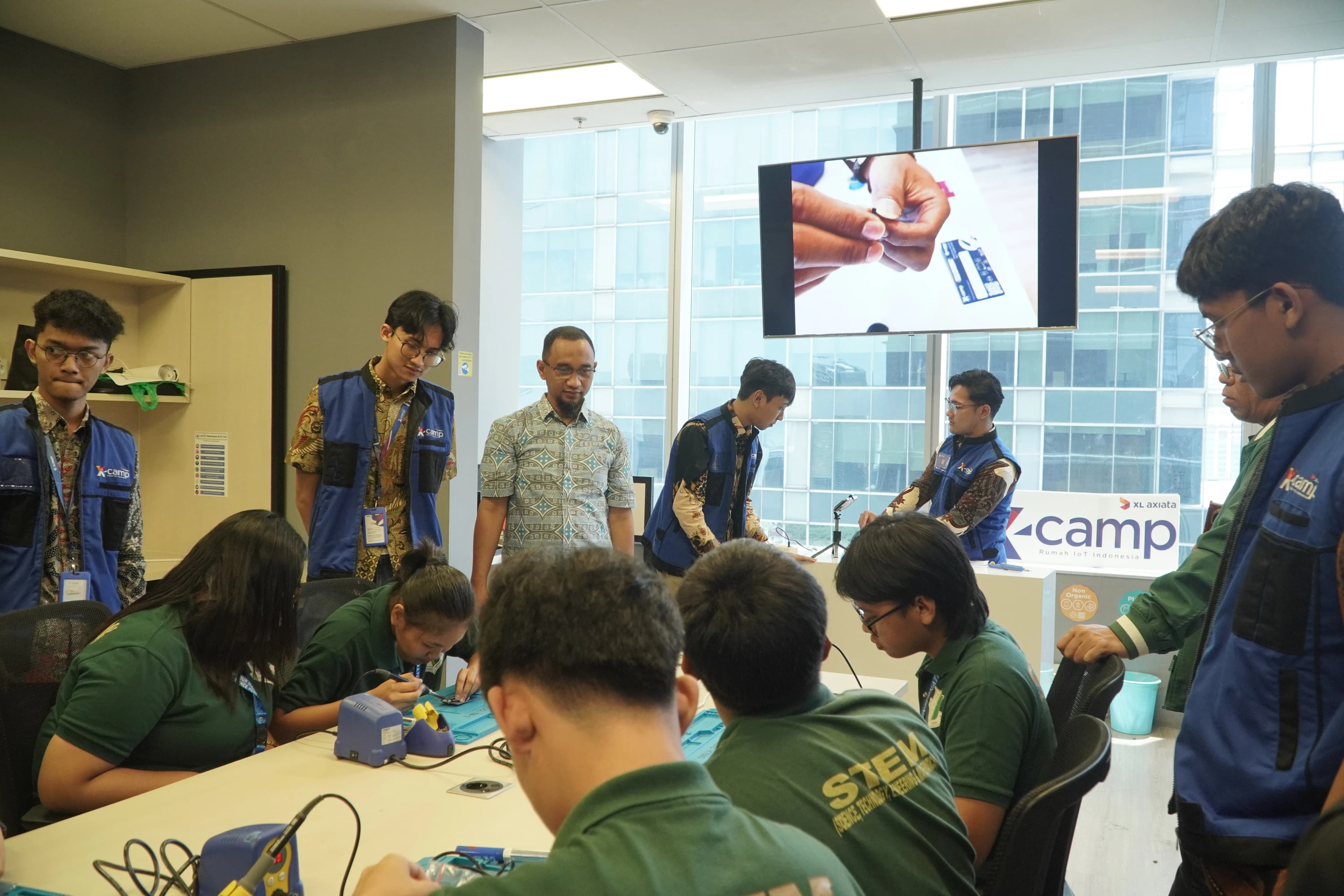 Binus International High School Kunjungi X-CAMP AIoT Lab di PT XLSMART TELECOM SEJAHTERA Tbk thumbnail 5